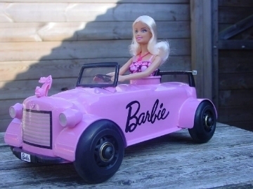 Barbie in haar kleppendekselracer