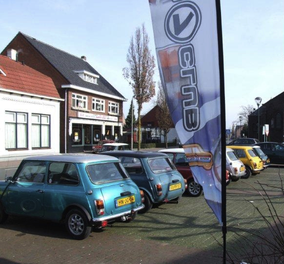 Mini's bij de start van de Midden Limburgrit in 2016