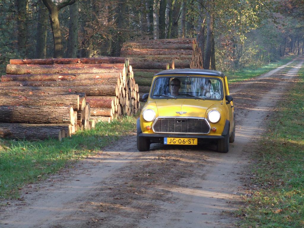 Mini op onverhard tijdens Achterhoekrit