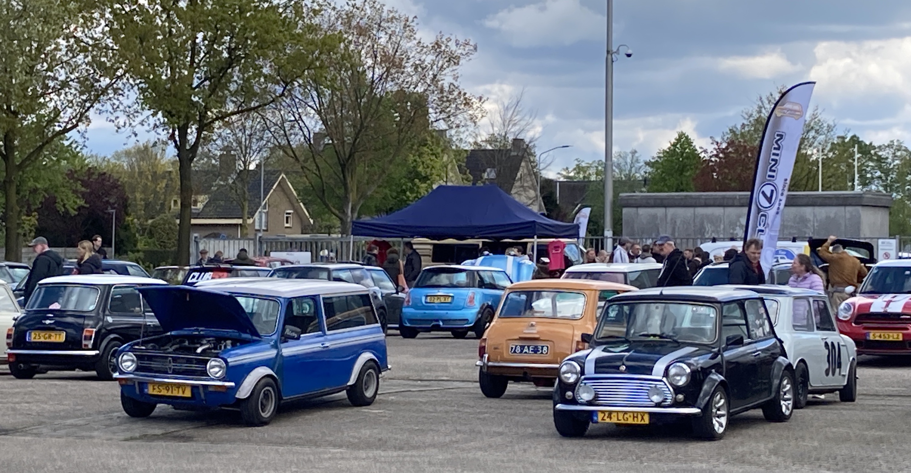 Mini's op de Mini Clubdag in april 2024