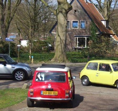 sfeerfoto tijdens rit met twee Classics en een New Mini