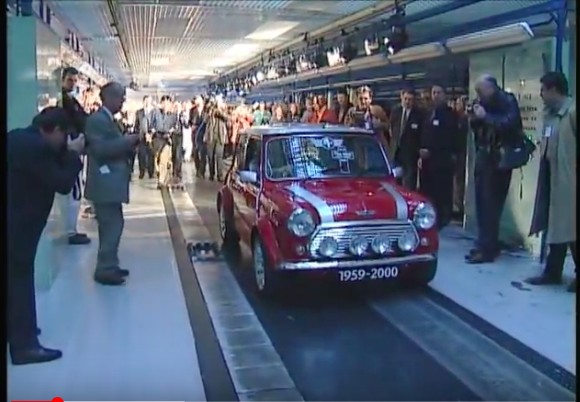 laatste Classic Mini die de fabriek uit komt