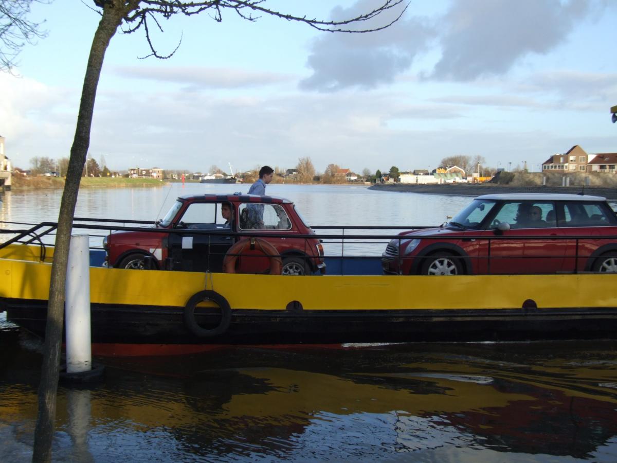 Oud en Nieuwrit, Mini's op de pont