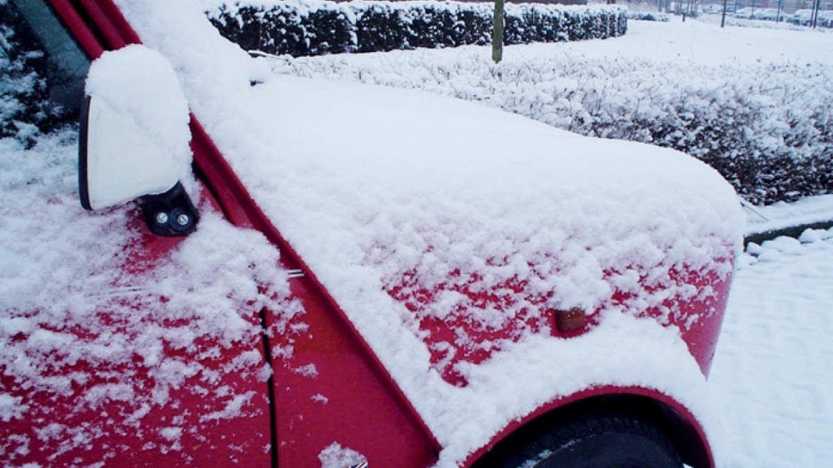 Rode classic Mini in de sneeuw