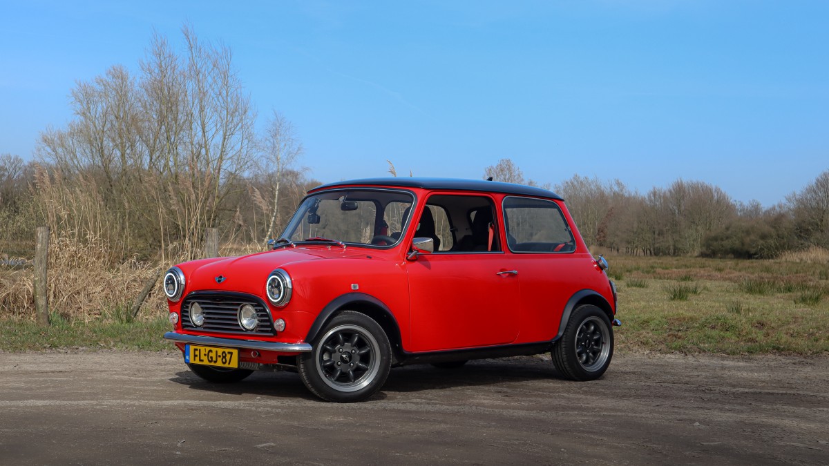 Rode mini met zwart dak, cover foto seven 1 2026