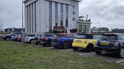 Mini's bij de Krachtcentrale in Huizen voor de ledenvergadering van 2024