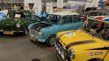 Drie classic Mini's op de Oldtimerbeurs Eelde in 2023.