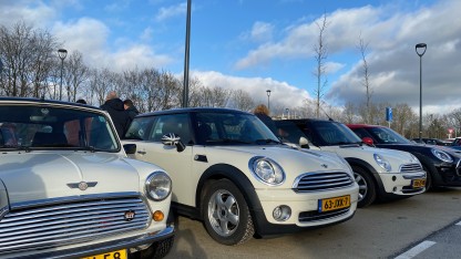 Mini's bij de start van de Oud- en Nieuw-rit van 2023