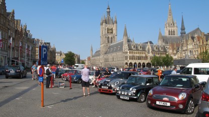 Mini's van het Mini Cooper Register op het plein in Ieper, België