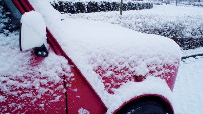 Rode classic Mini in de sneeuw