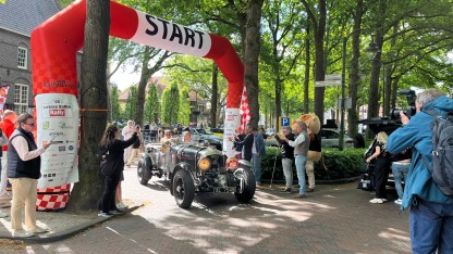 Een vooroorlogse Bentley bij de start van een eerdere editie van de Batten Rally