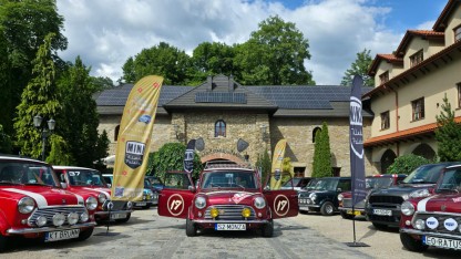 Mini's bij een Pools gebouw.