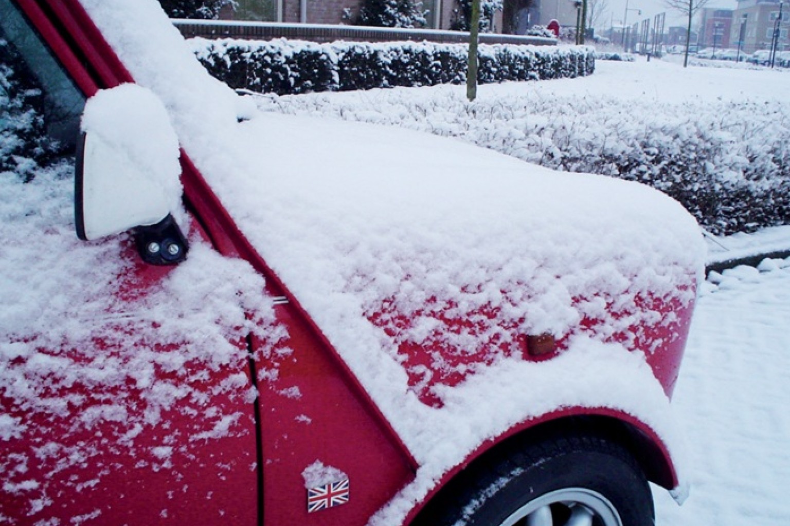 Rode classic Mini in de sneeuw