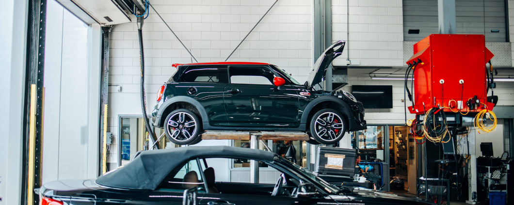 Een Mini op de brug in een garage