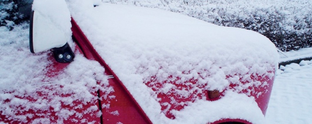 Rode classic Mini in de sneeuw