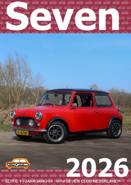 Cover seven 1 van 2026 met daarop een rode Mini met zwart dak op de heide