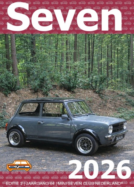 Cover van seven 2 uit 2026. Grijze Mini Innocenti in het bos