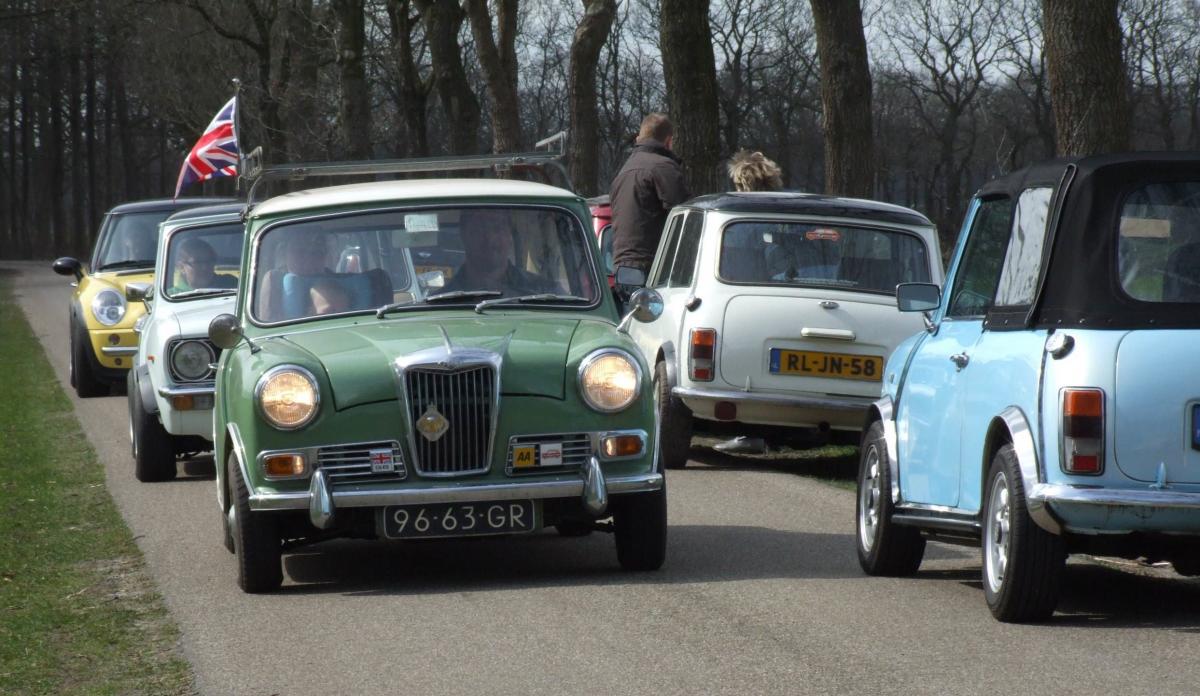 Diverse Mini's tijdens een toertocht